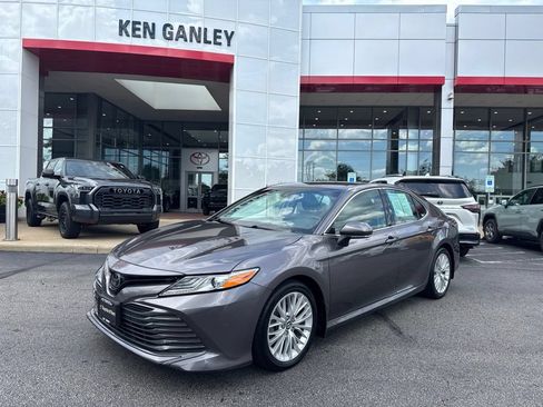 Used 2019 Toyota Camry XLE w/ Navigation Package FWD image 1