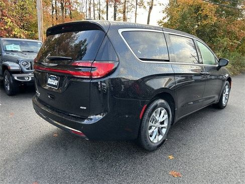 New 2026 Chrysler Pacifica Select image 8