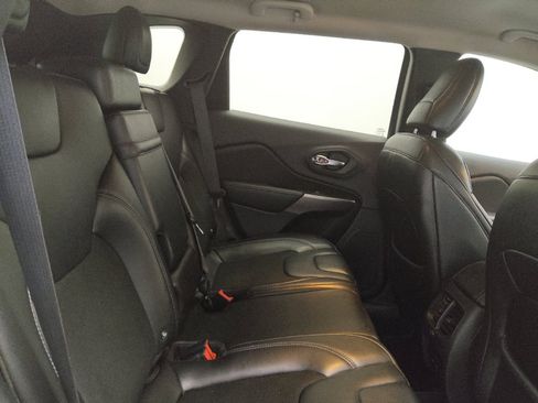 Used 2019 Jeep Cherokee Latitude Plus FWD image 19