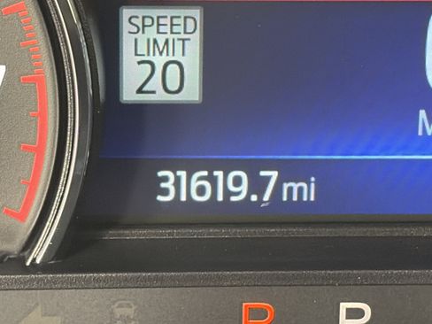 Used 2022 Ford Explorer XLT w/ Equipment Group 202A image 5