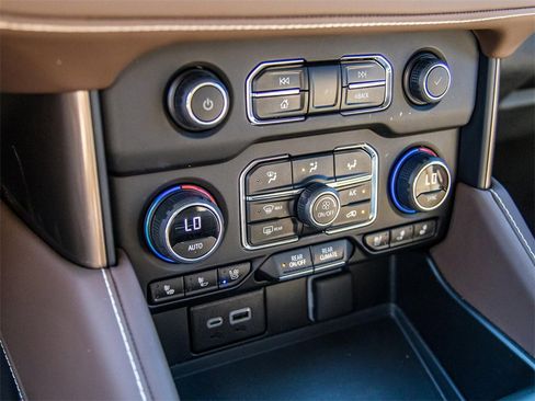 Used 2024 Chevrolet Suburban High Country image 39