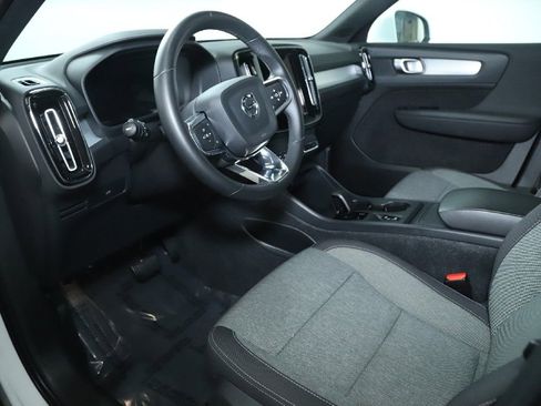 Used 2024 Volvo XC40 B5 Core image 18