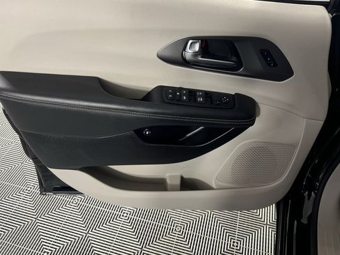 Certified 2024 Chrysler Pacifica Select image 25