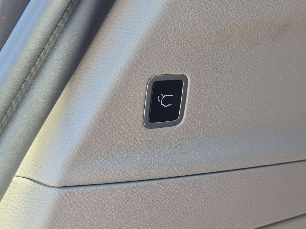 Used 2023 Chrysler Pacifica Touring-L AWD/4WD image 8