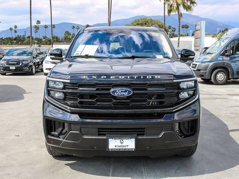 Used 2025 Ford Expedition Active AWD/4WD image 3