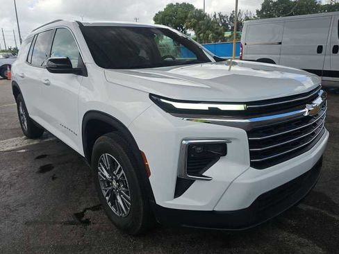 Used 2025 Chevrolet Traverse LT FWD image 2