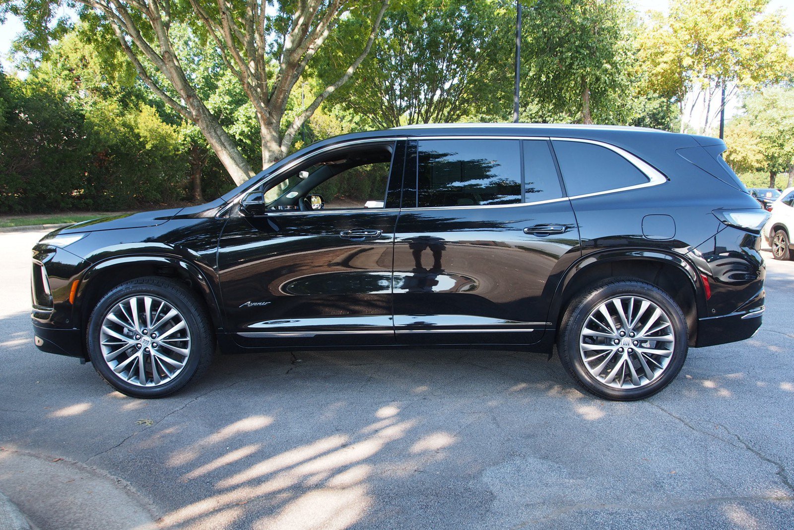 Used 2026 Buick Enclave Avenir w/ Super Cruise Package AWD/4WD image 4