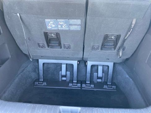 Used 2025 Kia Carnival FWD image 6