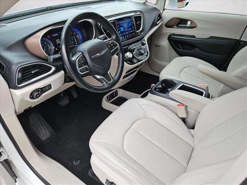 Used 2017 Chrysler Pacifica Touring-L Plus image 9