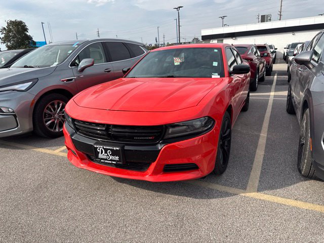 Used 2017 Dodge Charger SE w/ Blacktop Package RWD image 2