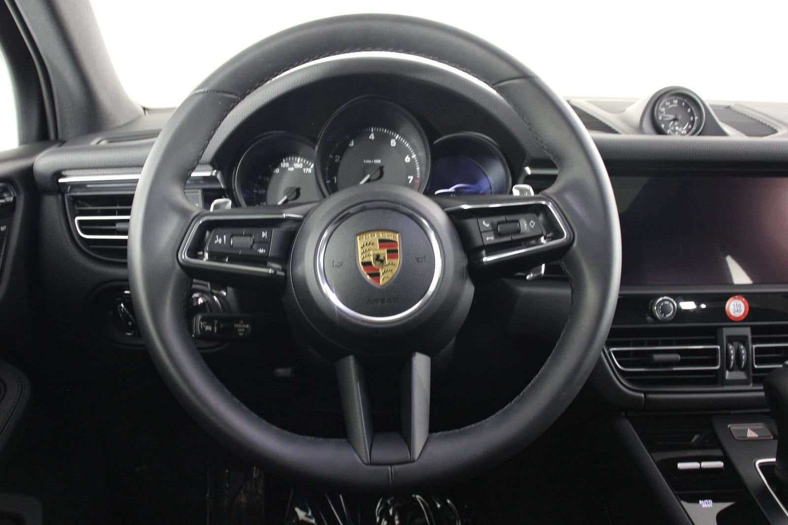 Certified 2026 Porsche Macan AWD/4WD image 12