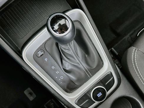 Used 2025 Hyundai Venue SEL FWD image 24