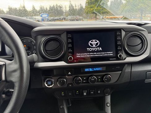 Used 2022 Toyota Tacoma TRD Sport w/ Technology Package image 17