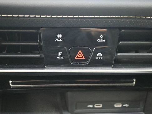 Used 2024 Volkswagen Atlas Cross Sport SE image 12