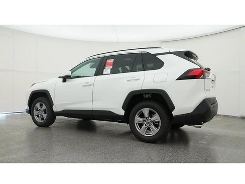 Used 2022 Toyota RAV4 XLE w/ Convenience Package FWD image 24