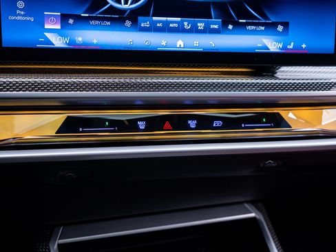 Certified 2023 BMW i7 xDrive60 AWD/4WD image 29