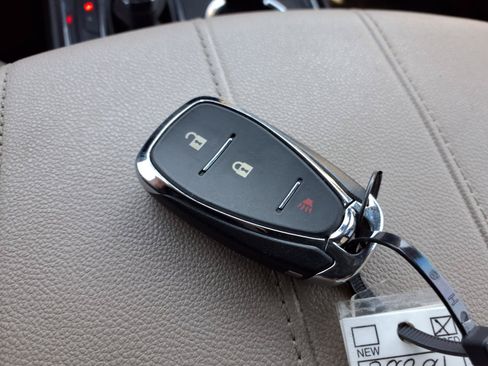 Used 2023 Chevrolet Traverse LS FWD image 16