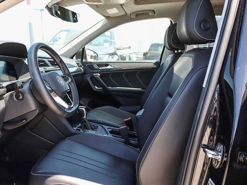 Used 2023 Volkswagen Tiguan SE w/ Panoramic Sunroof Package FWD image 17