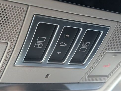 Used 2024 Land Rover Discovery S image 24