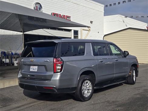 Used 2023 Chevrolet Suburban LT image 4