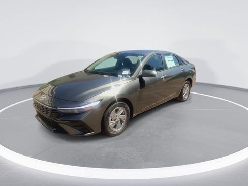 Used 2026 Hyundai Elantra SE FWD image 4