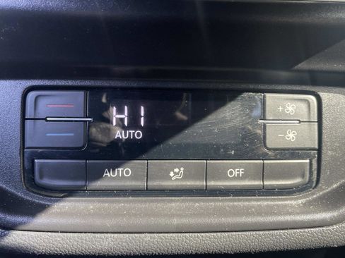 Used 2025 Volkswagen Atlas SE image 14