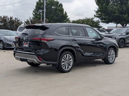 Used 2025 Toyota Highlander Platinum AWD/4WD image 5