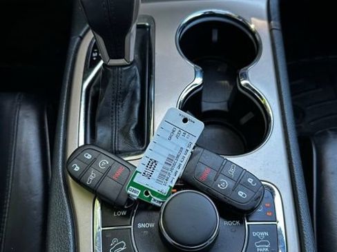 Used 2016 Jeep Grand Cherokee Summit w/ Platinum Series Group AWD/4WD image 32