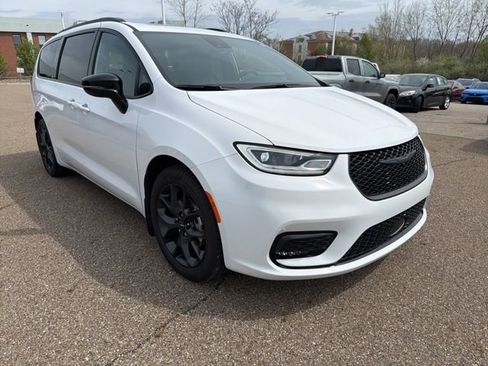 Used 2024 Chrysler Pacifica Touring-L w/ S Appearance Package image 2