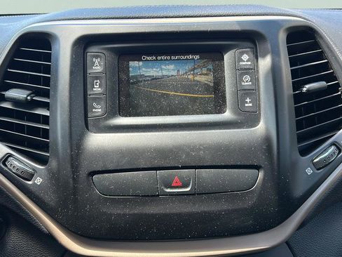 Used 2018 Jeep Cherokee Latitude w/ Altitude Package AWD/4WD image 31