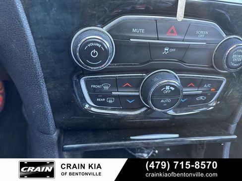 Used 2017 Chrysler 300 C RWD image 13