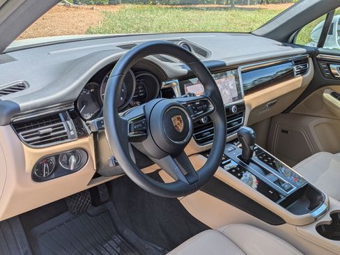 Certified 2025 Porsche Macan AWD/4WD image 4