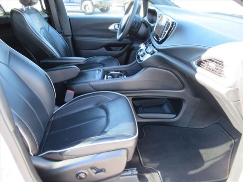 Used 2025 Chrysler Pacifica Limited FWD image 8