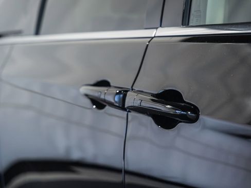 Used 2024 Chrysler Pacifica Touring-L FWD image 19