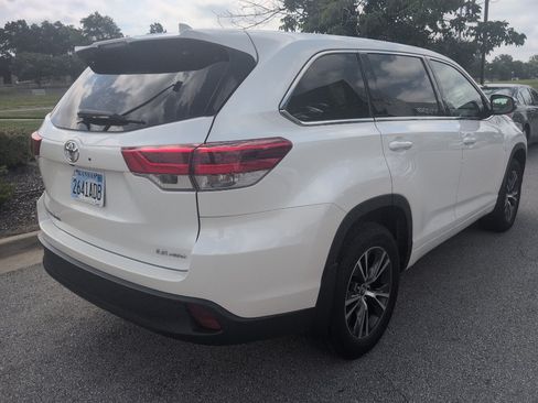 Used 2017 Toyota Highlander Plus AWD/4WD image 10