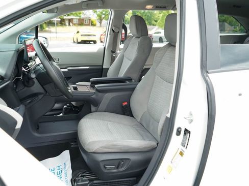 Used 2024 Toyota Sienna LE FWD image 6