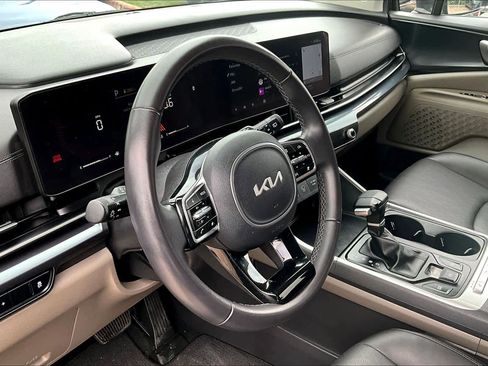 Used 2025 Kia Carnival FWD image 17