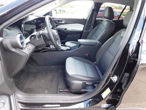 Used 2025 Chevrolet Trax LT w/ LT Convenience Package FWD image 12