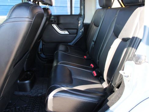 Used 2015 Jeep Wrangler Unlimited Sahara w/ Max Tow Package AWD/4WD image 38