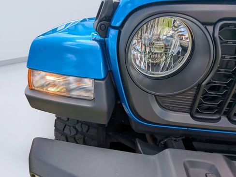 Certified 2025 Jeep Gladiator Sport AWD/4WD image 9
