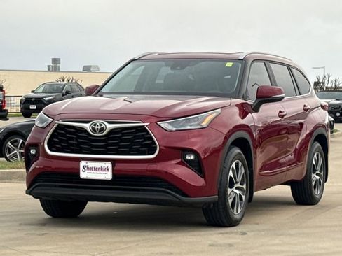 Used 2023 Toyota Highlander XLE image 3