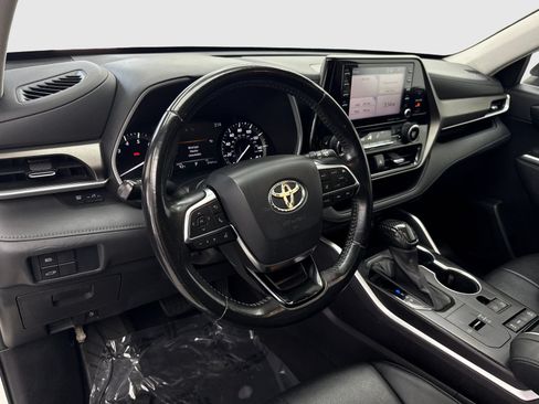 Used 2021 Toyota Highlander XLE FWD image 18