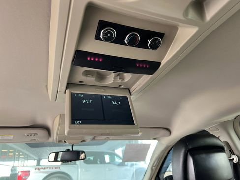 Used 2016 Chrysler Town & Country Touring image 24