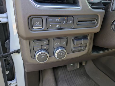Used 2022 GMC Yukon XL SLT w/ SLT Luxury Package AWD/4WD image 17