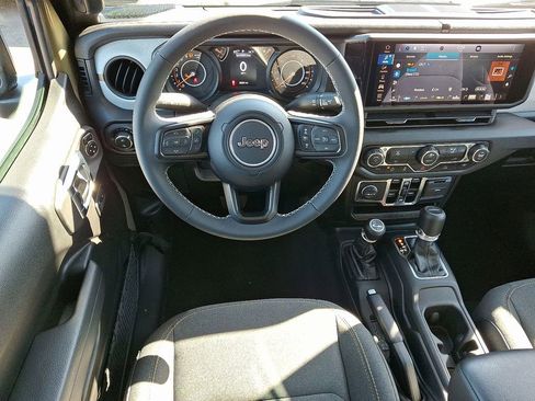 Used 2025 Jeep Gladiator Sport image 10