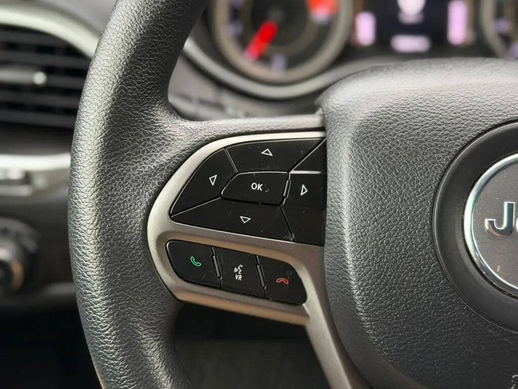Used 2019 Jeep Cherokee Latitude w/ Popular Appearance Group FWD image 14