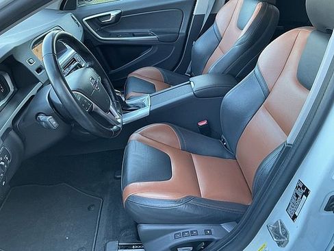 Used 2017 Volvo V60 T5 Cross Country w/ Climate Package image 17