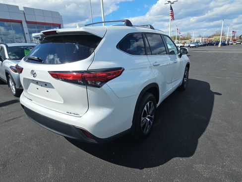 Used 2023 Toyota Highlander XLE AWD/4WD image 3