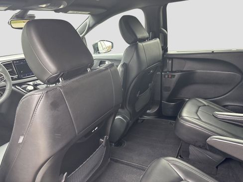 Used 2025 Chrysler Pacifica Select FWD image 18