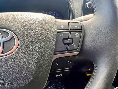 Used 2025 Toyota Camry Hybrid AWD/4WD image 25